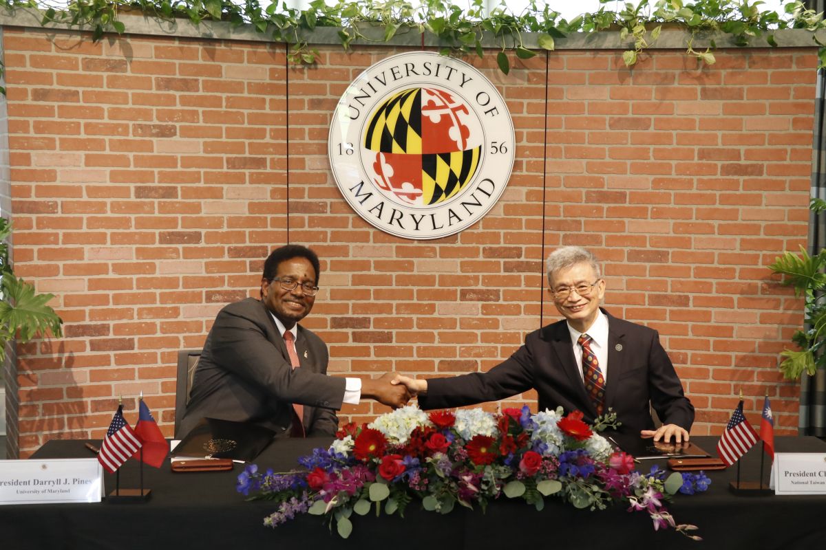 ▲台師大校長吳正己率參訪團赴美與馬里蘭大學校長Darryll J. Pines代表簽署優華語計劃協議，推展華語和台灣文化至國際。（圖／台師大提供）