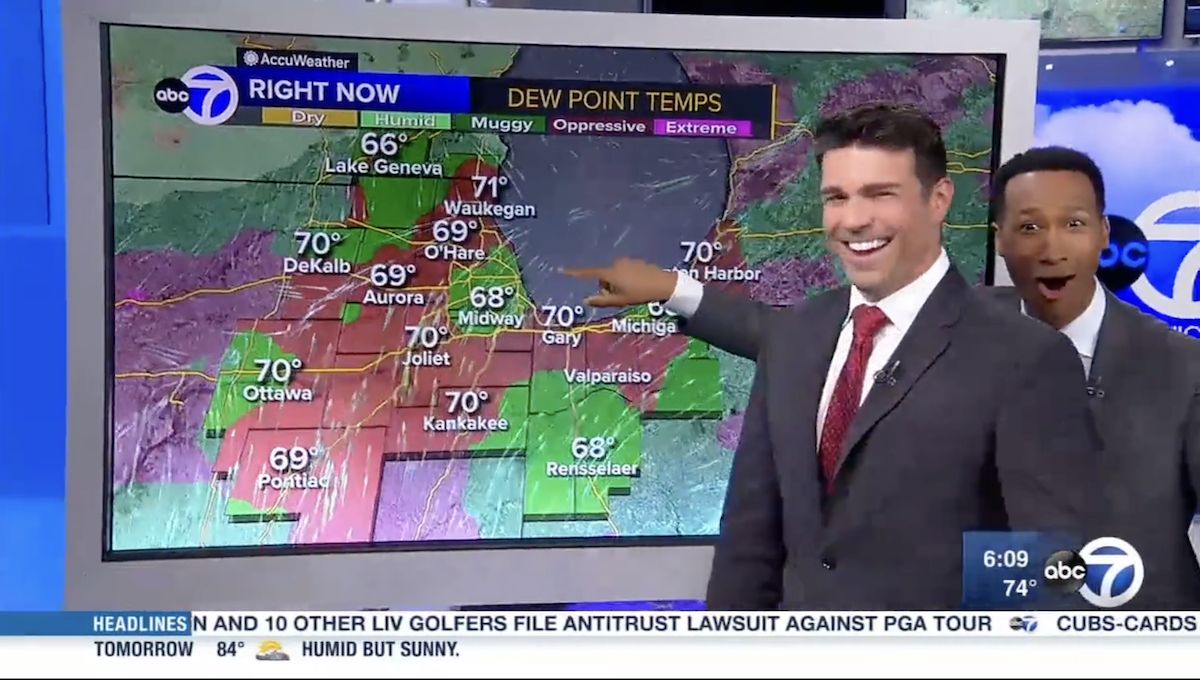 ▲美國有位氣象主播（前）在進行氣象預報時，意外發現原來攝影棚內的螢幕是觸控式。（圖擷取自@DutraWeather推特）