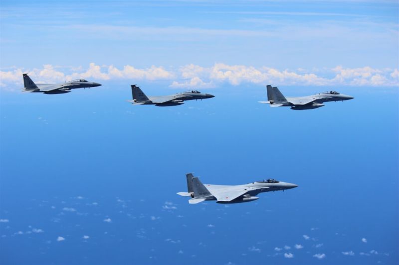 ▲日本智庫進行共軍企圖侵台的兵棋推演,結果與華府智庫類似,以共軍落敗、美日台慘勝收場。圖為日本航空自衛隊與美國空軍在沖繩聯合演訓。(圖/取自PACAF推特)