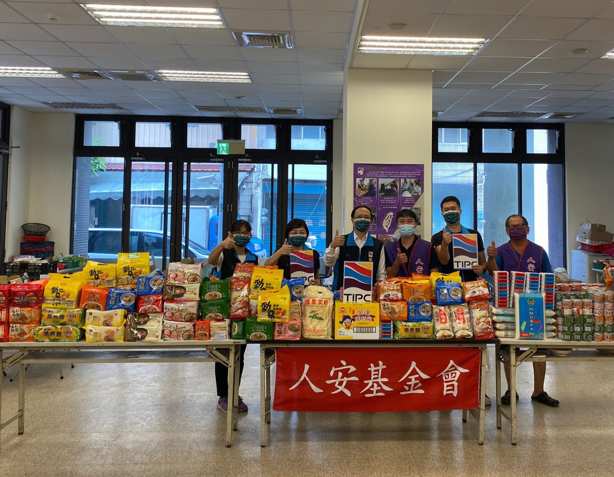 ▲台灣港務公司將普渡供品捐贈給慈善團體，以分送給社區街友及獨居長輩。(圖／記者黃守作攝，2022.08.11)