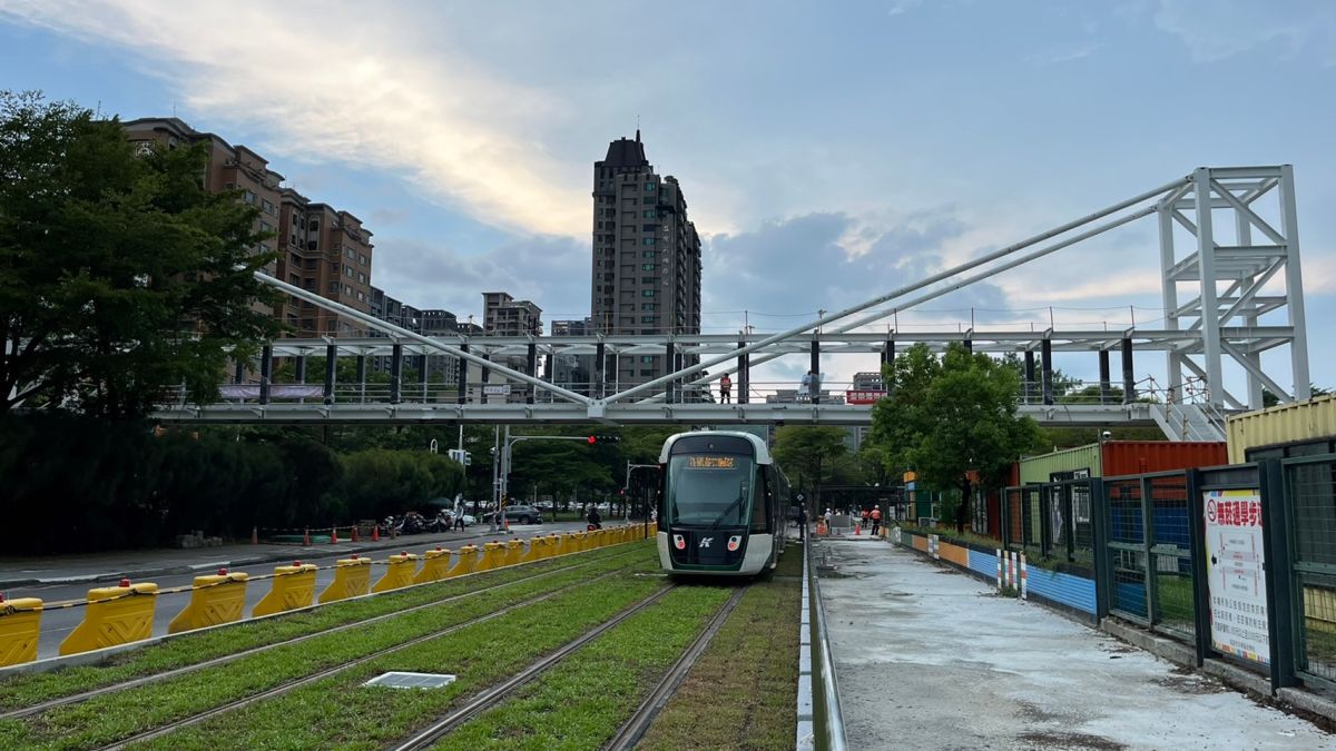 ▲林欽榮表示中華藝校人行天橋將配合輕軌通車同步完工，提供藝校師生穿越南北校區的安全通道。（圖／高市府捷運局提供）