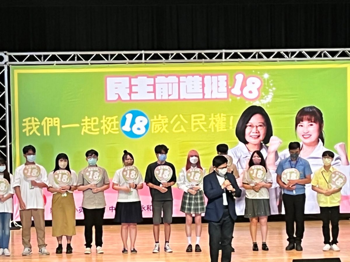 ▲民進黨「民主前進挺 18」首場宣講會於新北市中和區國立台灣圖書館演藝廳舉辦，18位18歲青年代表希望能在年底通過同意案，讓台灣的年輕人創造新未來。(圖／記者吳嘉億攝，2022.08.11)