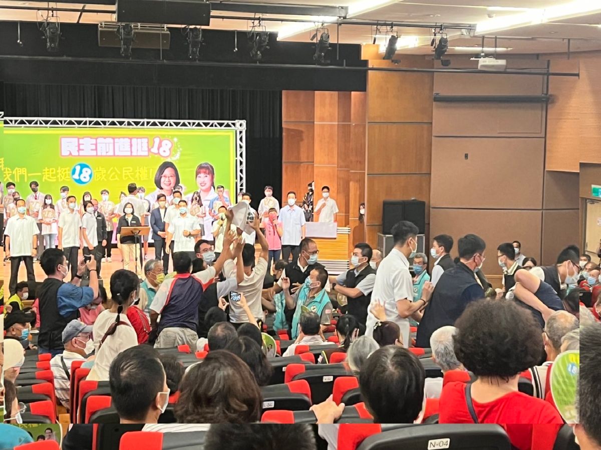 ▲「18歲公民權」全國首場宣講會在新北市中和區登場，總統蔡英文蒞臨宣講到一半突然有數名中華統一促進黨人士抗議鬧場，遭警方驅離出場。(圖∕記者吳嘉億攝，2022.08.11)
