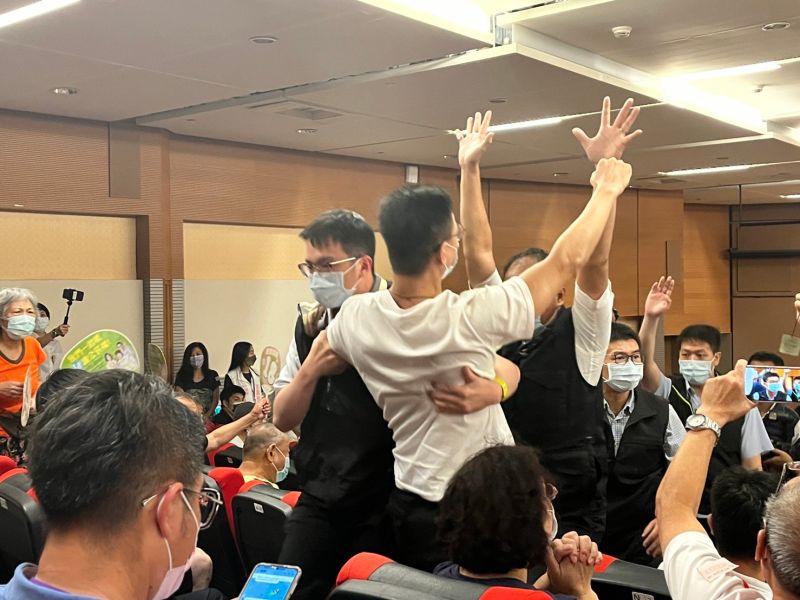 ▲▲「18歲公民權」全國首場宣講會總統蔡英文蒞臨宣講到一半,數名中華統一促進黨人士抗議鬧場,遭警方驅離出場。(圖∕記者吳嘉億攝,2022.08.11)