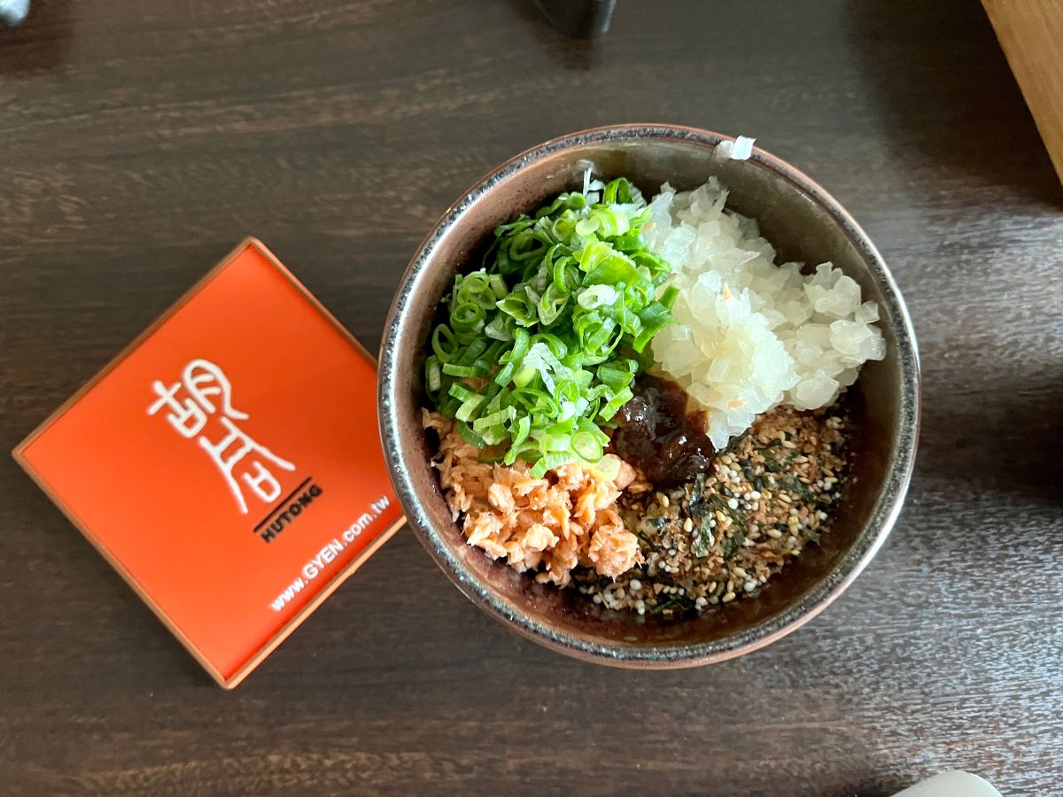 ▲胡同員工飯是胡同的隱藏版菜色，簡單的配菜、醬料拌一拌，成為了老饕流連忘返的私房美味。（圖／記者周淑萍攝）