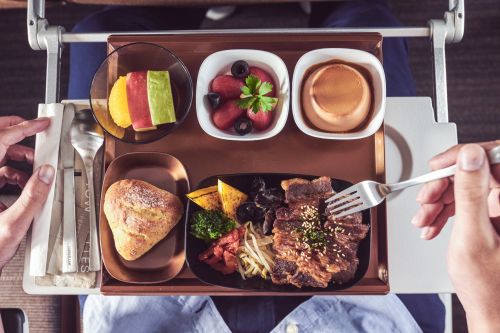 ▲星宇航空的飛機餐招牌就是跟橘焱胡同集團旗下的「胡同燒肉」聯名的飛機餐，廣受不少乘客喜愛。（圖／翻攝星宇航空官方臉書)