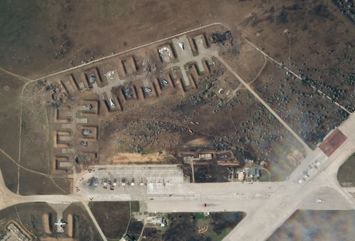 ▲衛星影像顯示，被俄羅斯兼併的克里米亞半島9日發生爆炸，至少摧毀7架戰鬥機。（圖／翻攝自紐約時報）