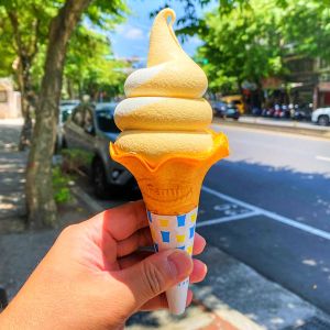 ▲全家霜淇淋單口味芒果椰奶、或是搭配小農鮮奶的綜合口味,使用全盈+PAY周末爽吃買一送一,平均單支不到25元。(圖/餓童日記提供) ▲全家霜淇淋單口味芒果椰奶、或是搭配小農鮮奶的綜合口味,使用全盈+PAY周末爽吃買一送一,平均單支不到25元。(圖/餓童日記提供)