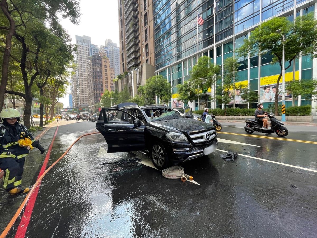 ▲新北市板橋中山路一段與新府路交叉路口，今（12）日上午8點30分左右，有一輛黑色賓士車突然起火燃燒。（圖／翻攝畫面）