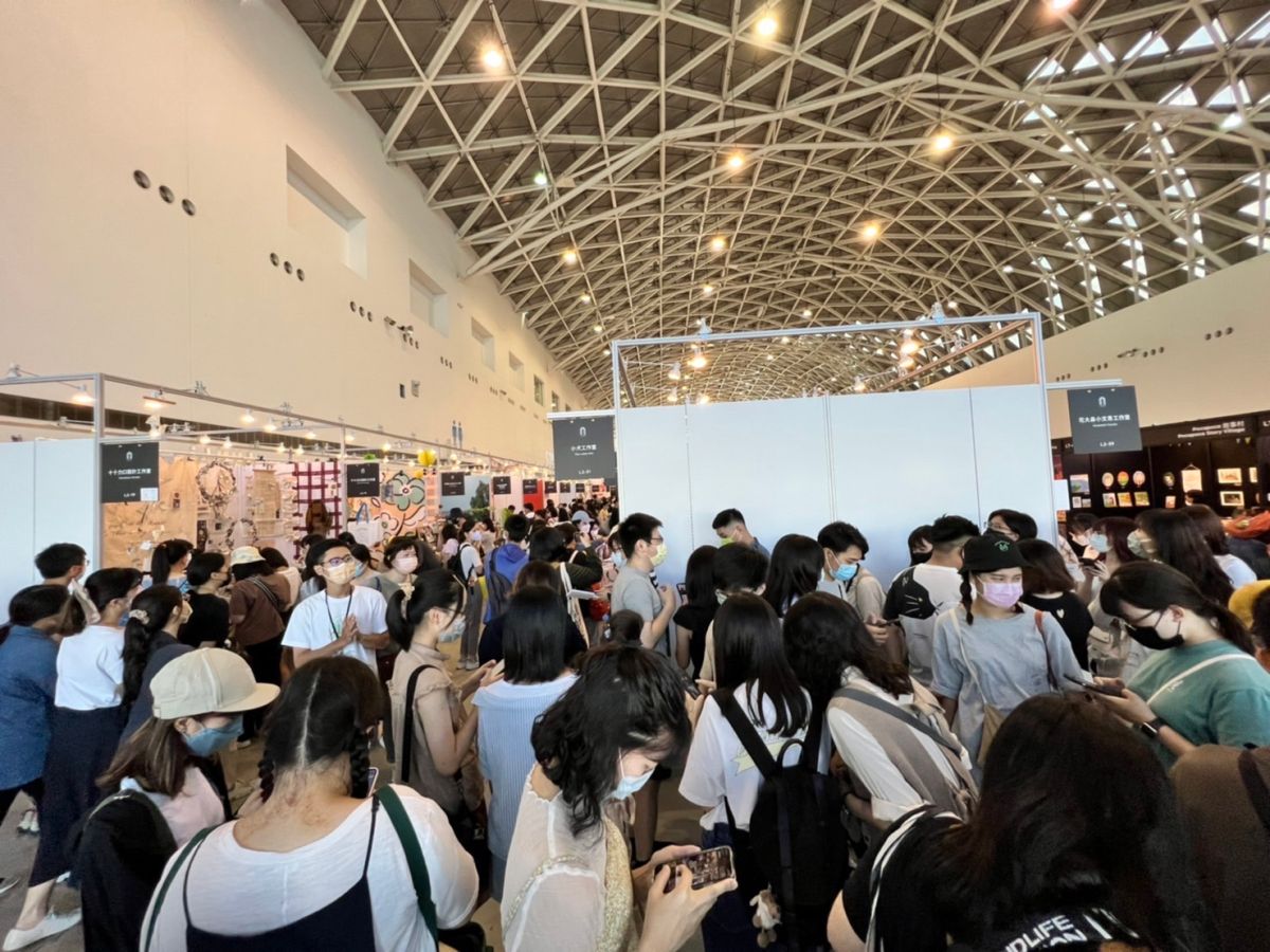 ▲臺灣文博會品牌商展區今(12)日起一連三日全面開放進場，還未開館就看到商展會場前滿滿人潮蓄勢待發。(圖／截自史哲臉書)