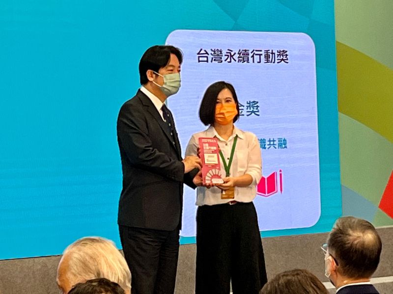 ▲104資訊科技集團行銷長張寶玲 (右)代表2022 TSAA台灣永續行動獎金獎。 