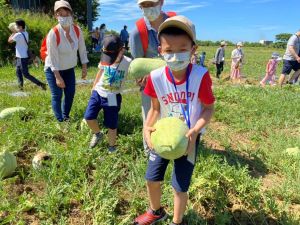 ▲機場公司6日於大園溪海休閒農業園區舉辦「桃機挺農民，關懷送愛心」活動，現場大、小朋友一同參與西瓜採收活動。（圖／NOWnews攝）