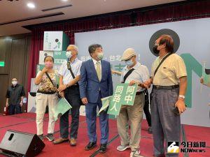 陳時中與志工合影 ▲陳時中與志工合影。(圖/記者黃宣尹攝,2022.08.12)