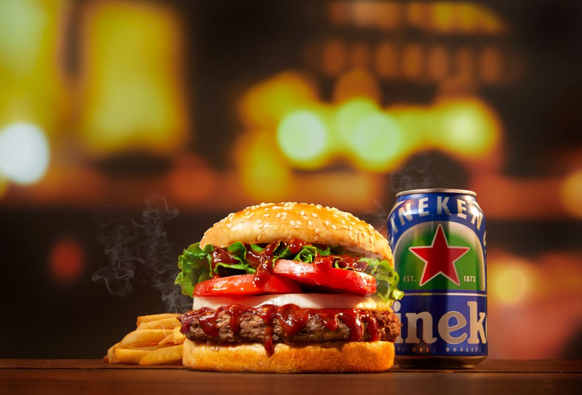 ▲中元普渡拜拜招待好兄弟，最受大家歡迎的十大供品，汽水、酒類、飲料都榜上有名。漢堡王除與海尼根打造「海尼根零酒精牛肉堡」，再推「好兄弟海尼根 0.0 零酒精派對組」優惠，最便宜一罐才28元，比在大賣場通路購買更划算。（圖／漢堡王提供）