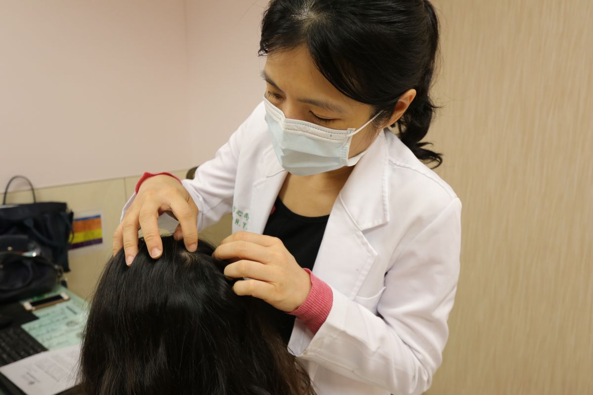 ▲民眾如果發現髮際線變寬、髮質變細軟，就得當心掉髮的問題(圖／醫院提供2022.8.12)