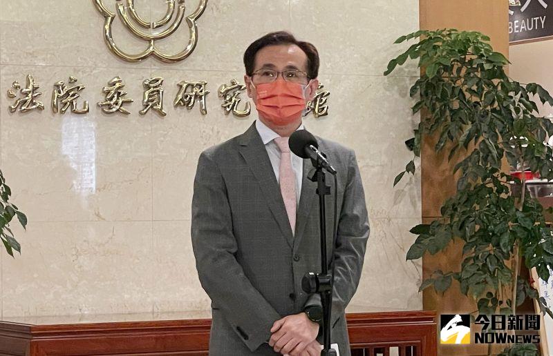 ▲鄭運鵬今日在立法院受訪,表態將擔起責任,接棒林智堅參選桃園市長。(圖/記者陳明安攝,2022.08.12)