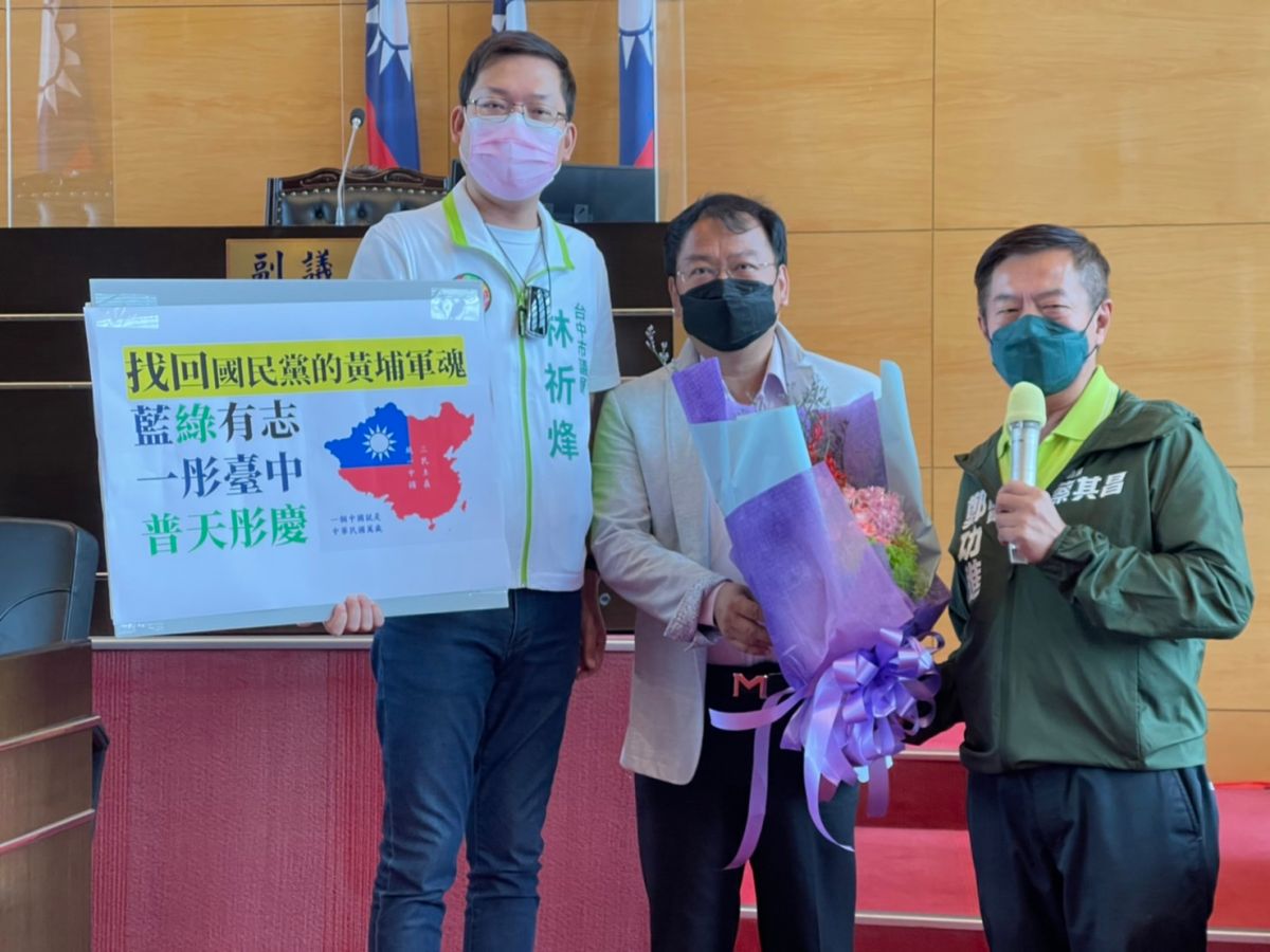 ▲議員鄭功進稱讚國民黨市議員張彥彤送花表揚，由主席謝志忠代收(圖／柳榮俊攝2022.8.12)