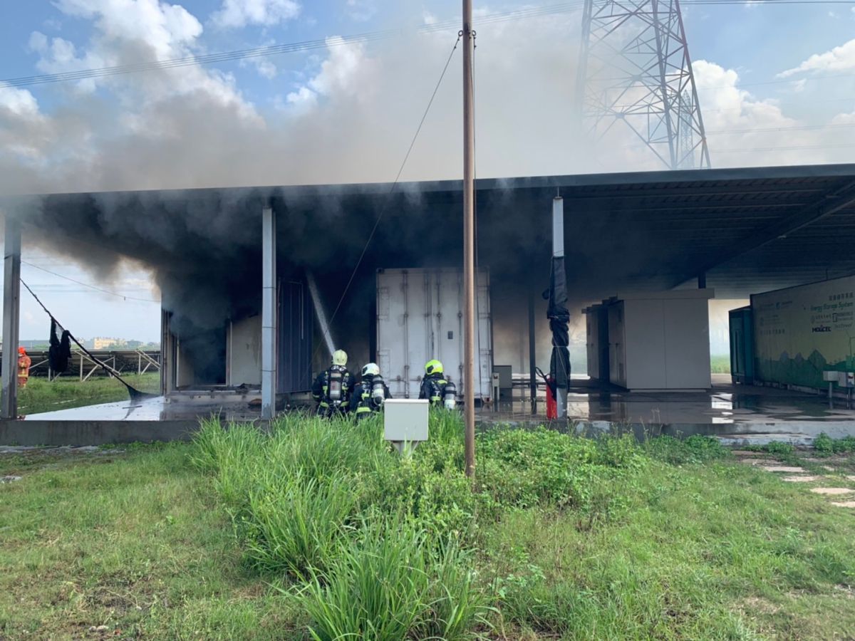 ▲今年3月底，工研院在台中龍井的鋰電池貨櫃失火，引發國內對儲能系統安全性的討論。消防署提供