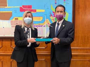 ▲台灣港務公司台中港務分公司副總經理陳苗鏜(右)致送紀念品給立陶宛共和國交通及通訊部政務次長愛格涅(左)。(圖/台灣港務公司台中港務分公司提供) ▲台灣港務公司台中港務分公司副總經理陳苗鏜(右)致送紀念品給立陶宛共和國交通及通訊部政務次長愛格涅(左)。(圖/台灣港務公司台中港務分公司提供)