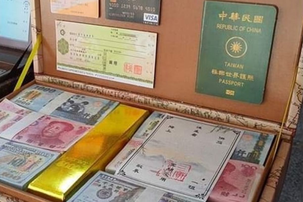 ▲中元節送好兄弟去旅行，機票、護照、各國貨幣應有盡有，網友見圖笑噴。（圖／臉書社團《爆廢公社》） 