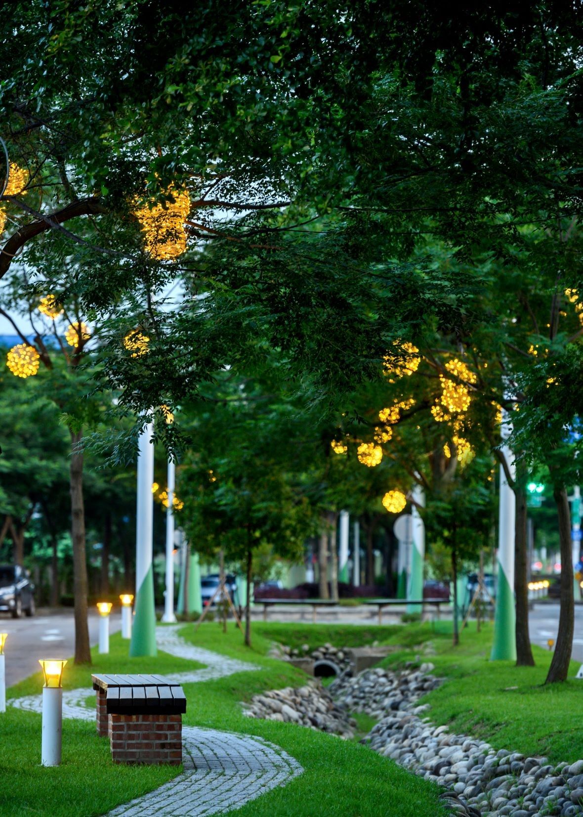 ▲台中市北屯敦富路的「文北段」，不僅環抱近60米面寬的綠帶園道，還擁有台中首見的線型綠帶園道，可說媲美敦化南路樹海林蔭。（圖／讀者提供）