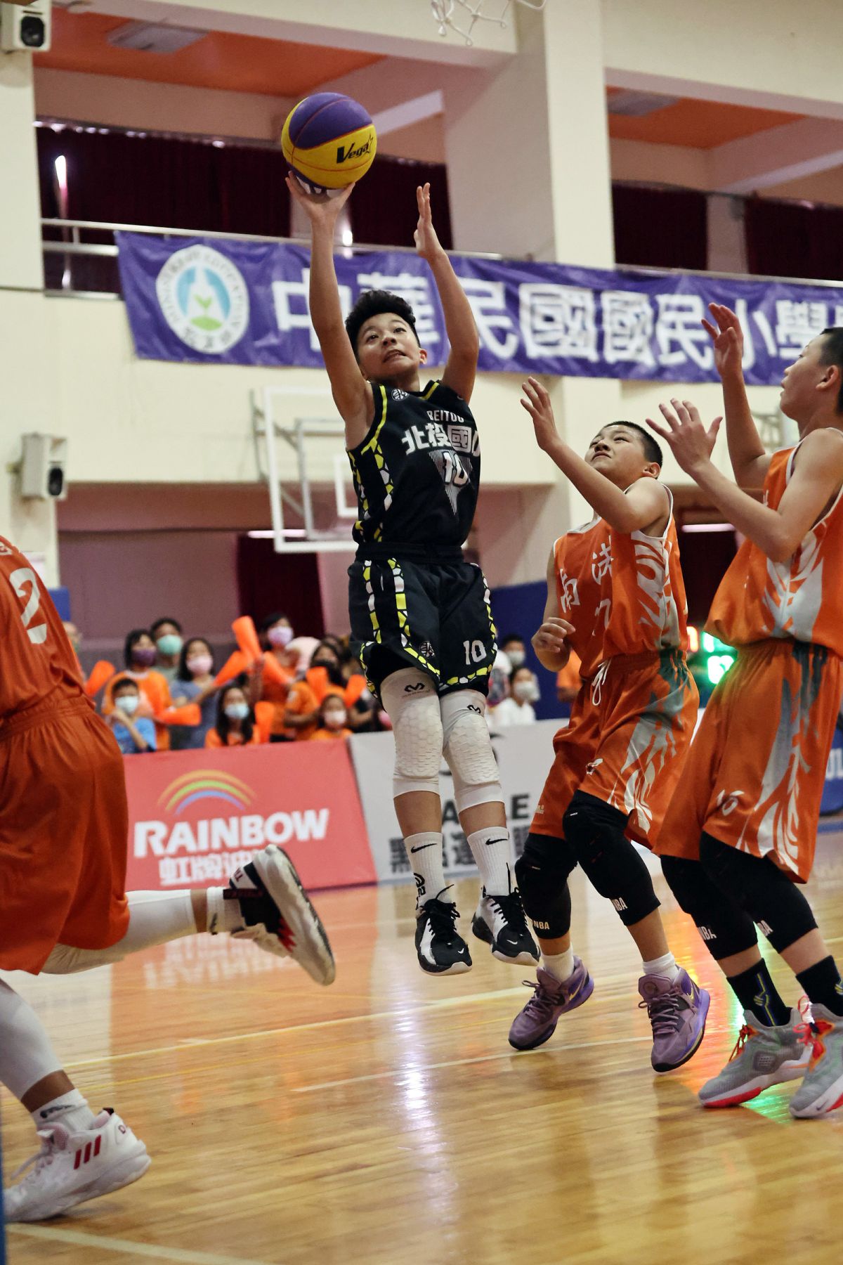 ▲北市北投國小男籃官展瑞(左)外線沉穩出手。大會提供