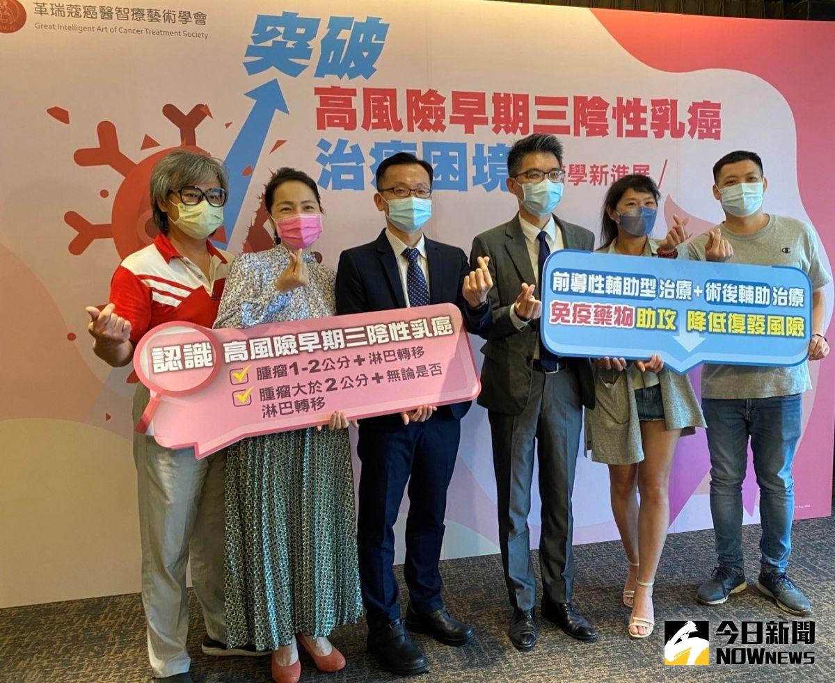 ▲二寶媽、晚婚女罹患早期三陰性乳癌，經免疫藥物搭配化療及輔助型治療，迄今未復發，今現身致感謝函給主治醫匠。（圖／記者金武鳳攝，2022.8.12)