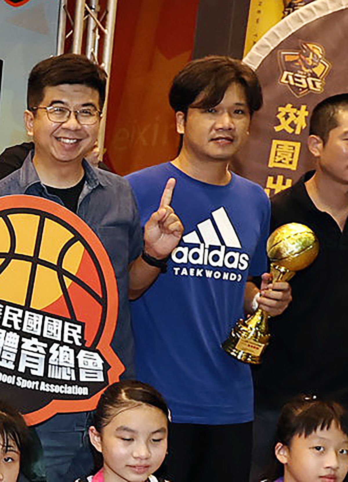 ▲宜蘭光復國小女籃主帥尤志傑(右)賽後獲頒最佳教練。官方提供