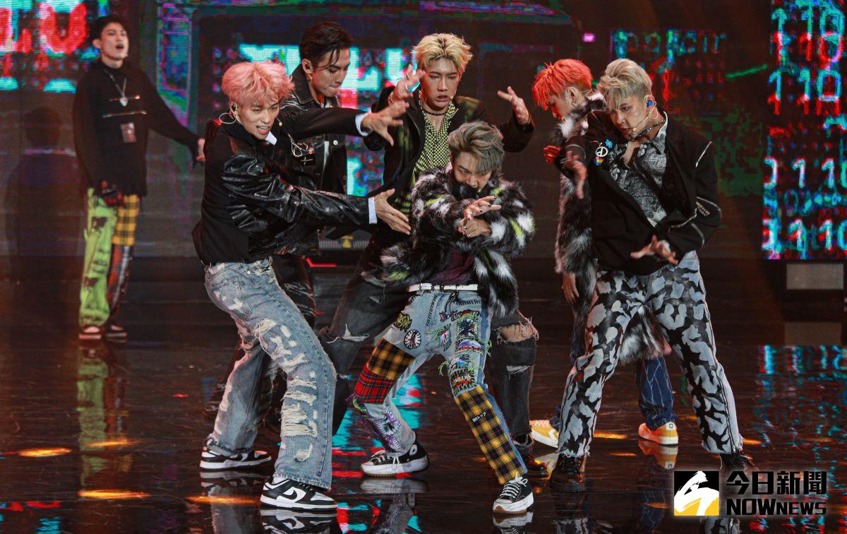 ▲《原子少年》冠軍團天王星以〈YOLO〉帶來現場高潮。（圖／記者葉政勳攝，2022.08.12）