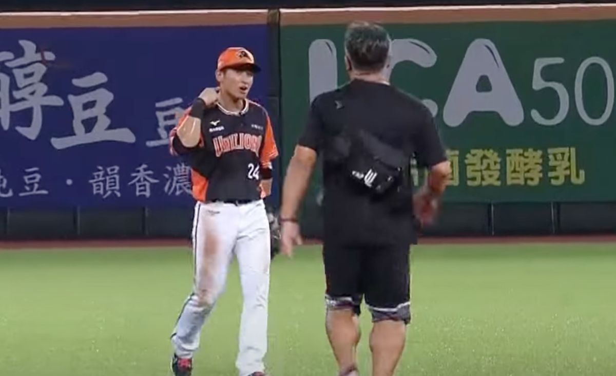▲統一獅外野手陳傑憲今晚比賽途中遭蜂螫(圖/取自中華職棒youtube)