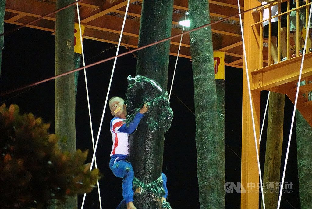 ▲今天是中元節，全台唯一搶孤場次就在恆春，來自各地的18支隊伍，以疊羅漢方式，搶攻孤棚頂上的順風旗，爭取最高35萬元獎金，現場加油聲響四起，相當熱鬧。（圖／中央社）