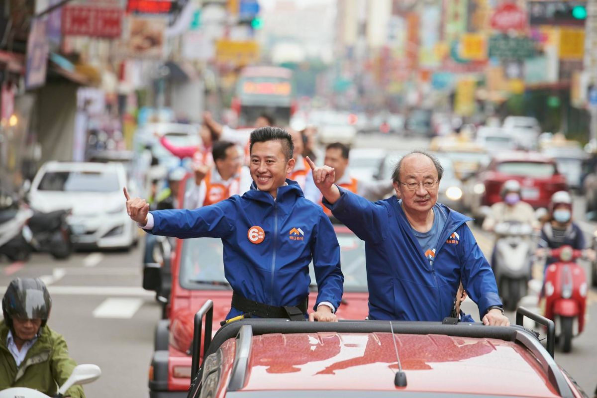 ▲林智堅（左）退選桃園市長，民進黨立院黨團總召柯建銘（右）回憶2000年時林智堅來應徵助理的往事。（圖／翻攝柯建銘臉書）