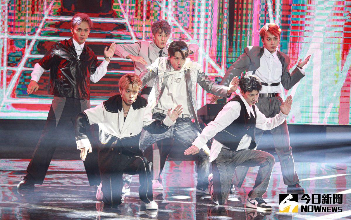 ▲田一德（中）和土星成員大跳〈精舞門〉。（圖／記者葉政勳攝，2022.08.12）