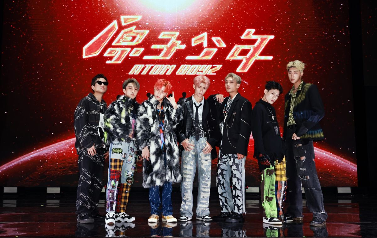 ▲面臨網路熱議，天王星力挺團員金雲（右）、唐立杰（右二）。（圖／宜辰整合行銷提供）