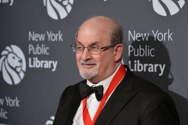 ▲印度裔英國作家魯西迪（Salman Rushdie）在紐約準備演講時遭遇攻擊，明顯頸部受到刺傷。魯西迪曾因寫書觸怒伊朗，在1989年被下令追殺。資料照。（圖／美聯社／達志影像）