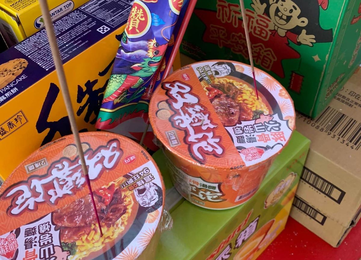 ▲有網友在公司準備普渡拜拜時，撞見2碗泡麵被插香，就引來行家揭穿背後陰謀。（圖／翻攝爆廢公社二館臉書）