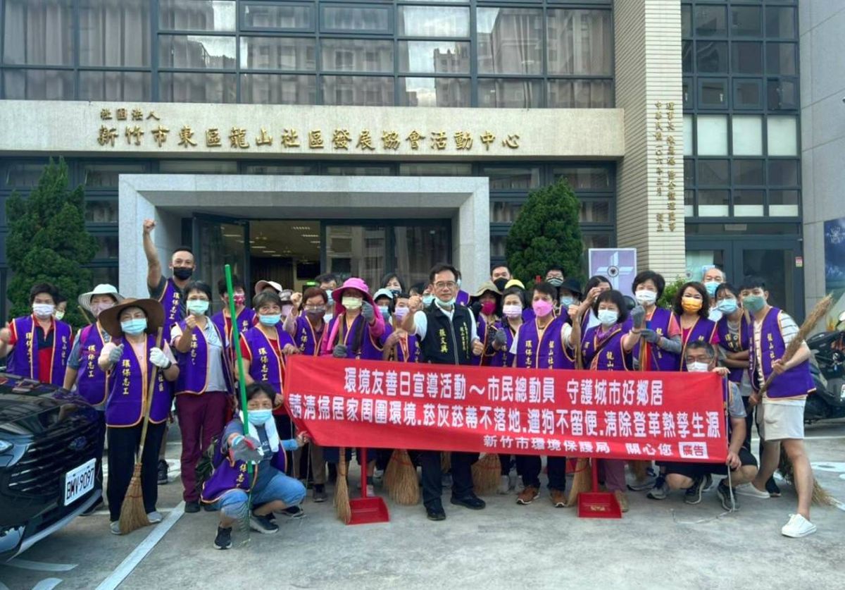 ▲新竹市龍山社區環保志工奉獻心力清淨家園，龍山里長張文興共襄盛舉。（圖/張文興提供）