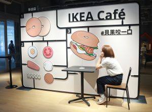 ▲IKEA café巨型貝果牆，合照上傳Facebook還有機會獲得好丘貝果新生袋。（圖／IKEA提供）