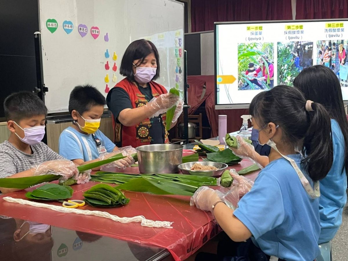 ▲為保障學生學習族語能力，以及保障原住民族語言教學人員的工作權益，教育部逐年增加「專職族語教師」名額。（圖／取自教育部官網）