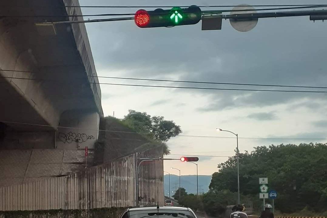 ▲交通號誌未統一的狀況，讓駕駛滿頭問號。（圖／取自爆廢公社）