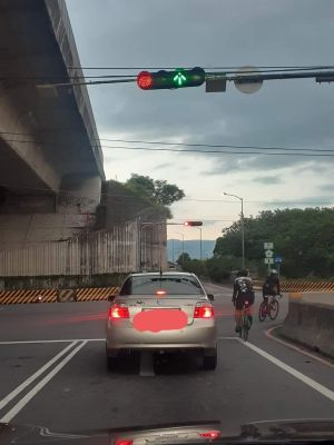 曾經開車經過該路段的駕駛解答,因是燈號故障才會有此畫面。(圖/取自爆廢公社) ▲曾經開車經過該路段的駕駛解答,因是燈號故障才會有此畫面。(圖/取自爆廢公社)