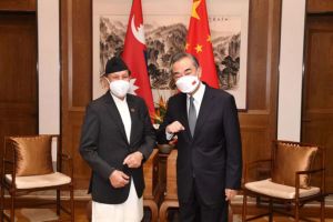 ▲中國外交部長王毅10日在山東青島與尼泊爾外交部長卡德卡會晤。（圖／翻攝自中國外交部官網）