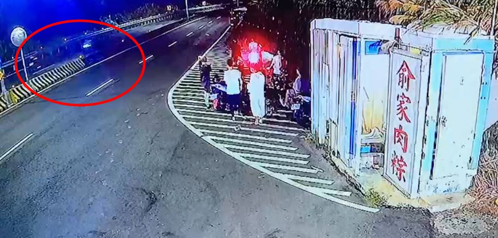 ▲1名19歲的呂姓大學生與5名同學，騎著機車一起到北海岸夜遊，由於想吃肉粽，騎到「俞家肉粽」前減速準備左轉，卻被後方20歲丁姓同學追撞，呂男宣告不治。（圖／翻攝畫面）