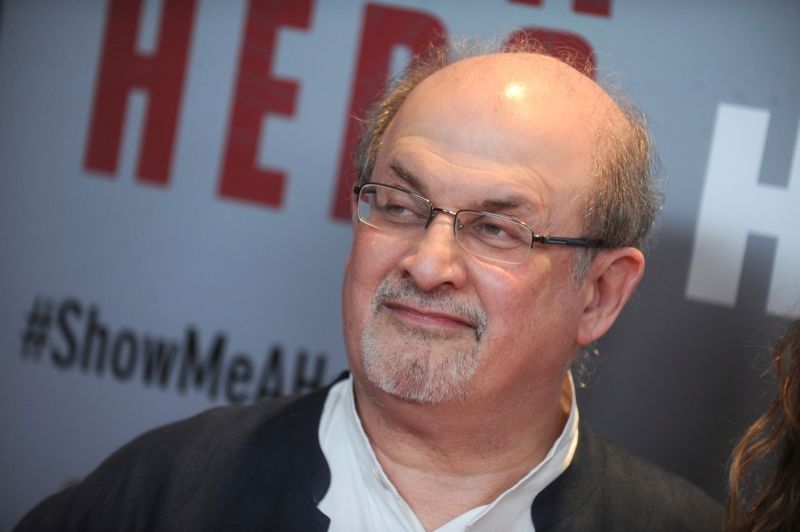▲生於印度的英美雙籍作家魯西迪（Salman Rushdie）因小說惹怒伊朗，多年來一直在躲避「追殺令」。他12日在紐約州演說時遇刺，可能會失去一眼，手臂神經也斷了。資料照。（圖／美聯社／達志影像）