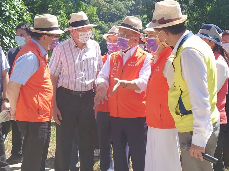 ▲蘇貞昌視察埔里水道水源地,大嘆「捧一個金碗不知好好利用,究無彩」。(圖/蔡培慧辦公室提供,2022.08.13)