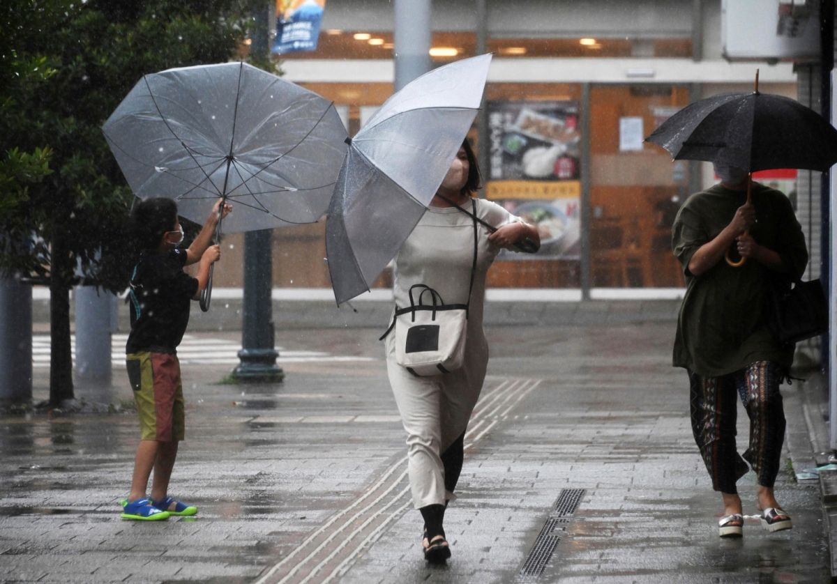 ▲今年第8號輕度颱風米雷正在日本靜岡縣外海朝北北東方向行進，預計可能在今天中午過後到傍晚間登陸日本。（圖／美聯社／達志影像）