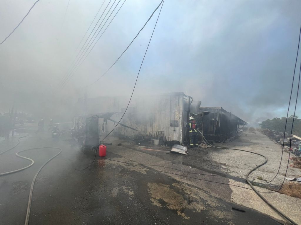 ▲現場濃煙密布，警消緊急布水灌救，終於在11時許撲滅火勢。（圖／翻攝畫面）