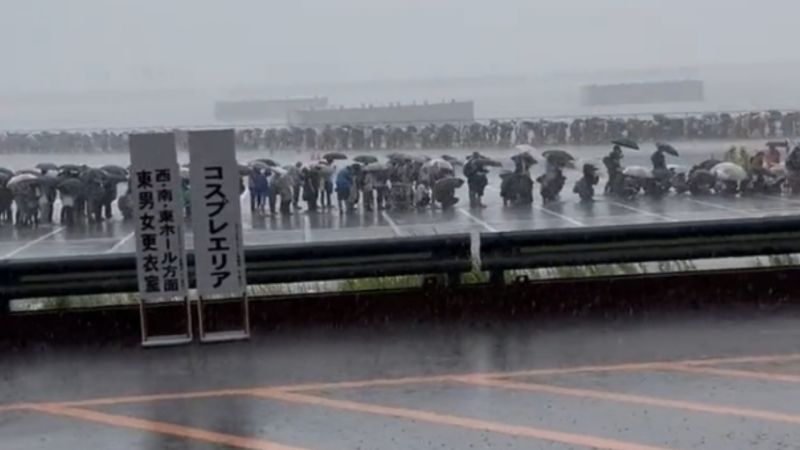 ▲日本漫畫盛事C100舉行，估計有上千名粉絲，頂著颱風的狂風暴雨，冒險排隊。（圖／推特@leoagogo）