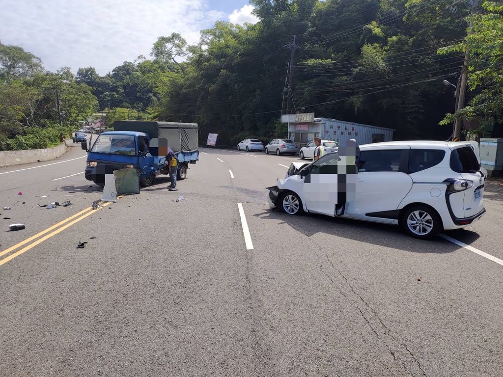 ▲蔣男駕駛小貨車行經台3線122公里處時，不明原因突然跨越雙黃線，導致對向車輛閃避不及迎面撞上。（圖／翻攝畫面）