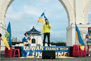 李問在連江發展,也對國際事務有高度參與。圖為其赴台北自由廣場聲援烏克蘭。 ▲李問在連江發展,也對國際事務有高度參與;圖為其赴台北自由廣場聲援烏克蘭。(圖/李問提供)